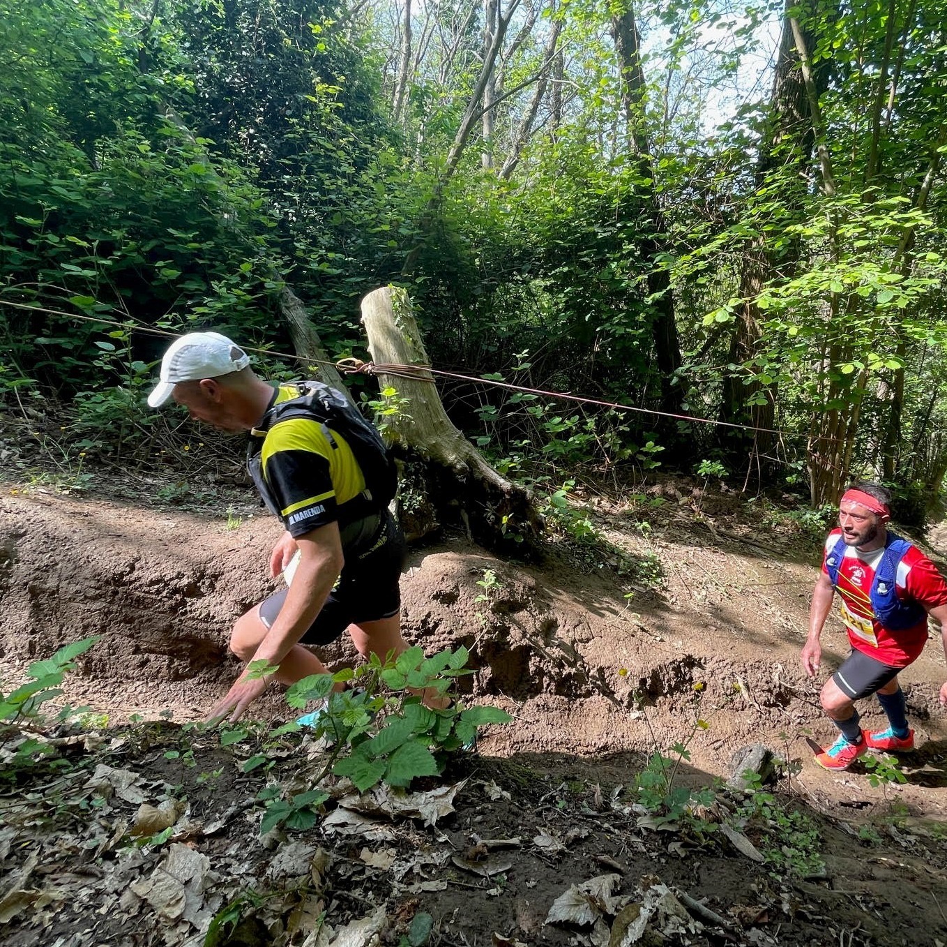 Atleta che sale aiutandosi con le mani