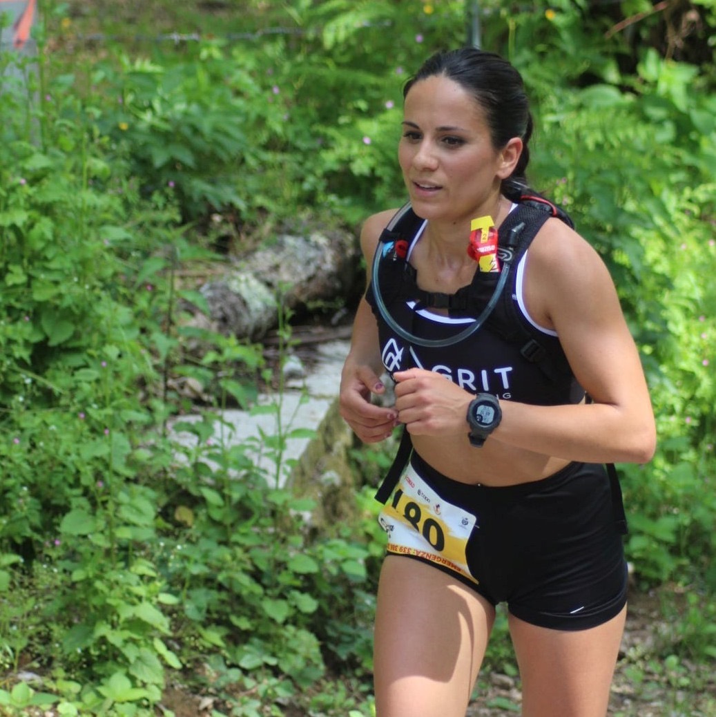 Atleta che corre accanto a un ruscello