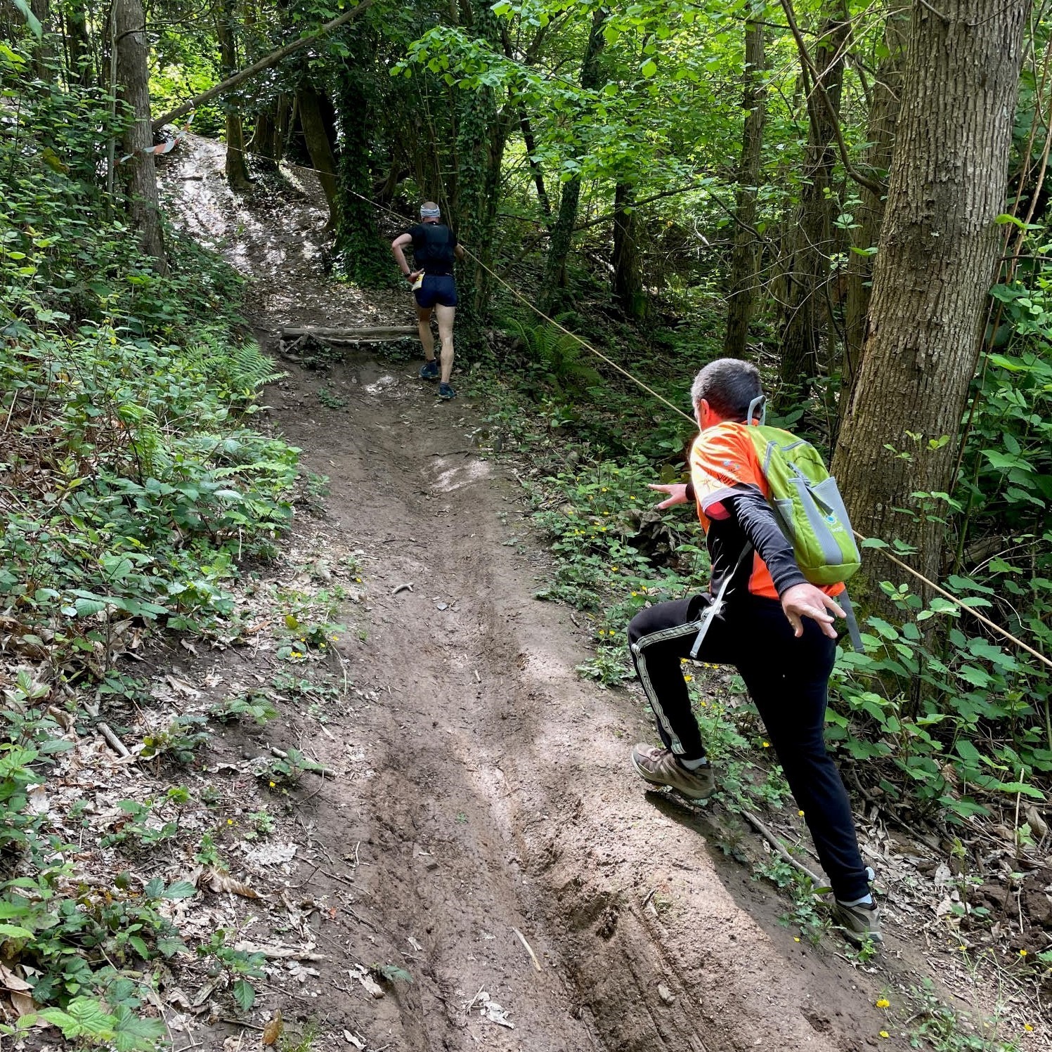 Atleta in salita nel bosco
