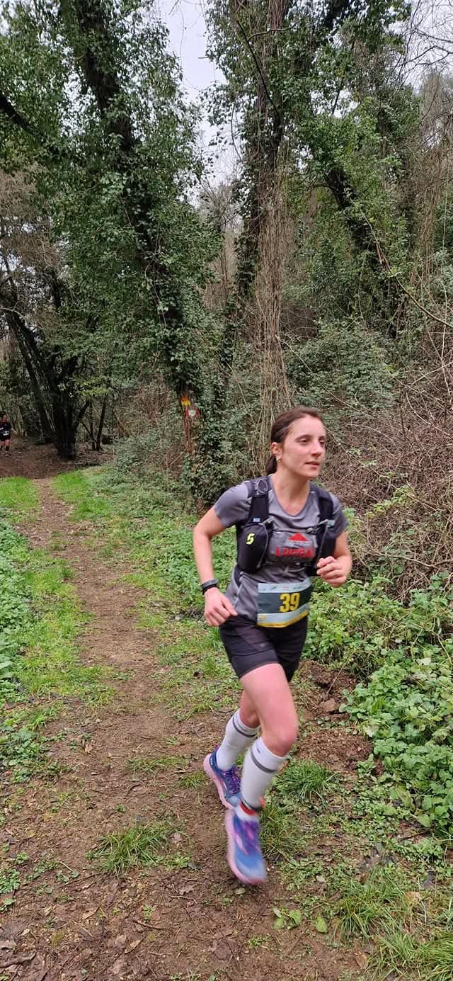 Atleta su un sentiero nel bosco