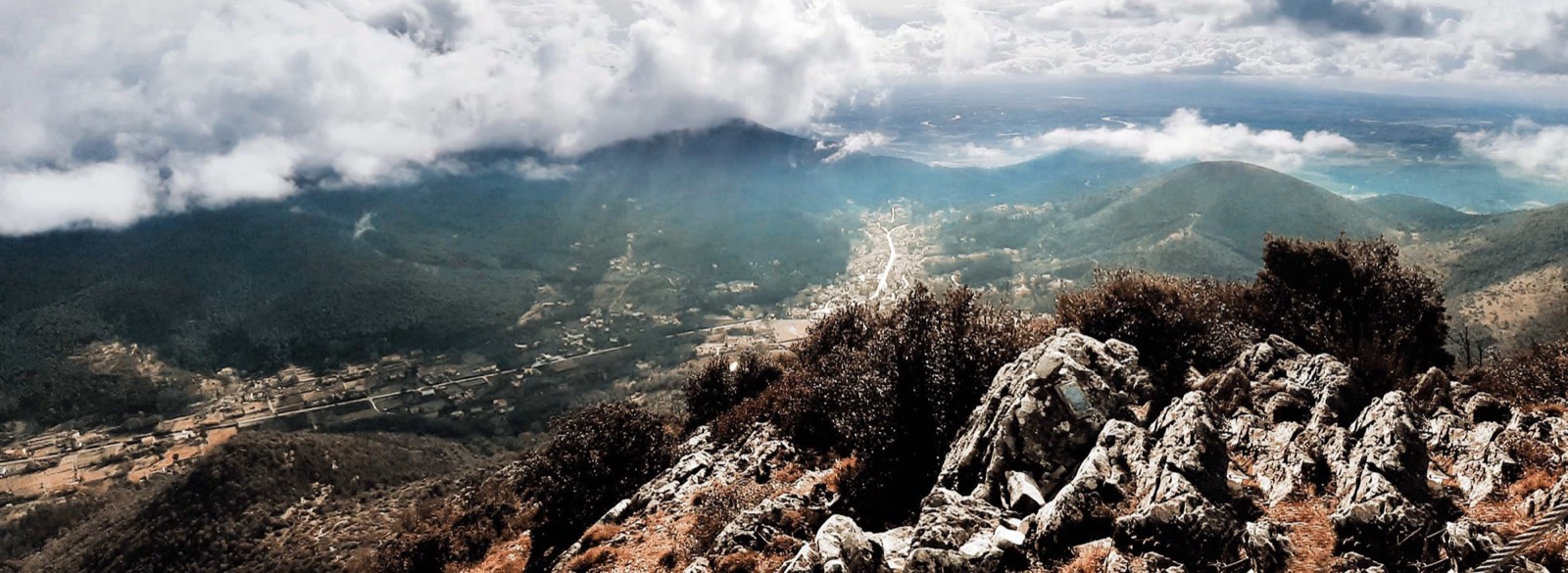 Panorama dalla cresta, nuvole sui monti