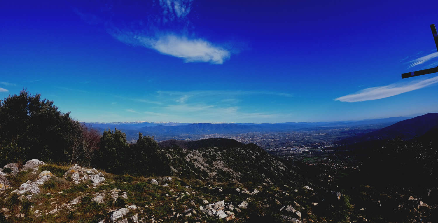 Vista dall'alto sulla pianura sotto un cielo blu