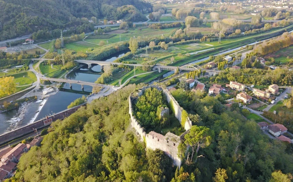 La Rocca di Ripafratta vista dall'alto, con il Serchio e i ponti