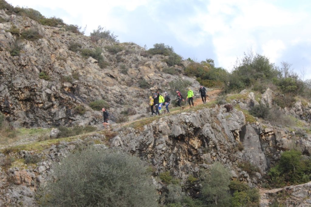 Fila di atleti su un sentiero roccioso